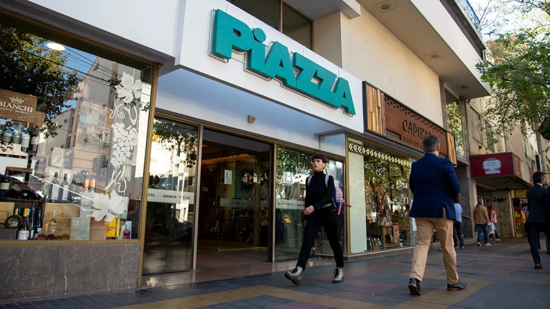 Allanamientos en Galería Piazza: clausuraron dos locales de zapatillas y perfumes árabes